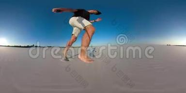 <strong>360</strong>一个长着毛腿的男人在沙滩上奔跑，手里拿着一台<strong>360</strong>摄像机的底部视角